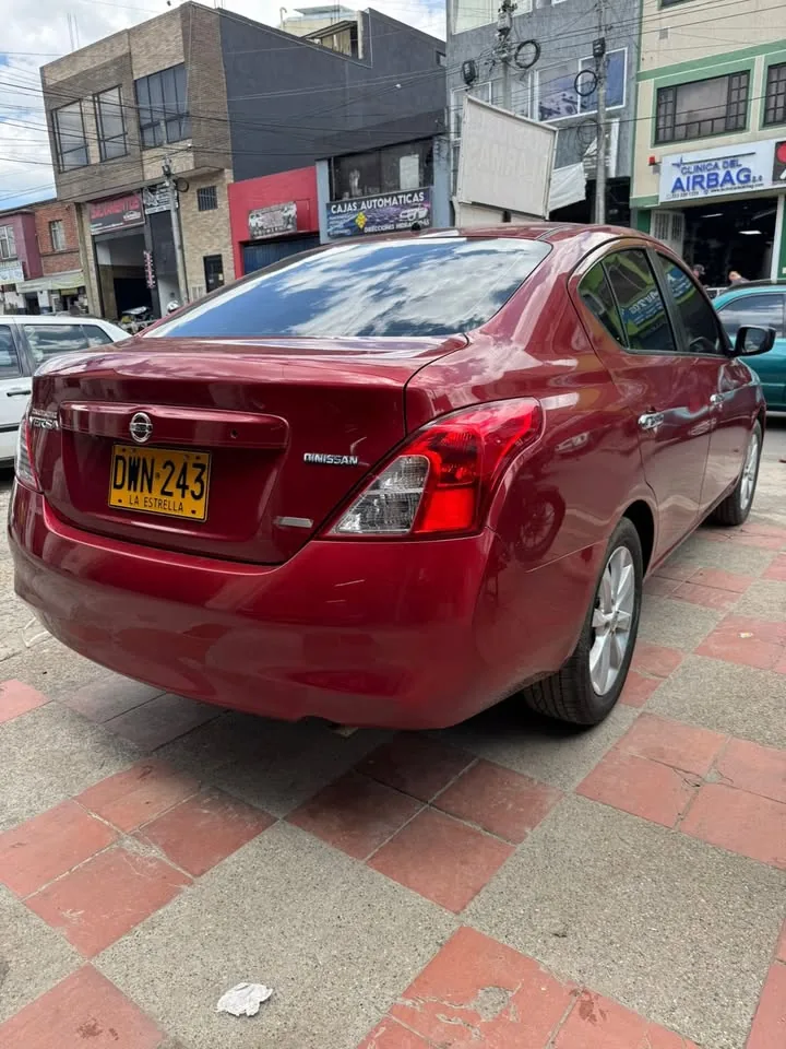 Sedã Nissan Versa 2018 en Bogotá — foto 2