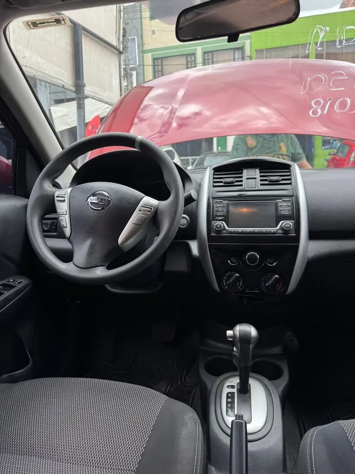 Sedã Nissan Versa 2018 en Bogotá — foto 4