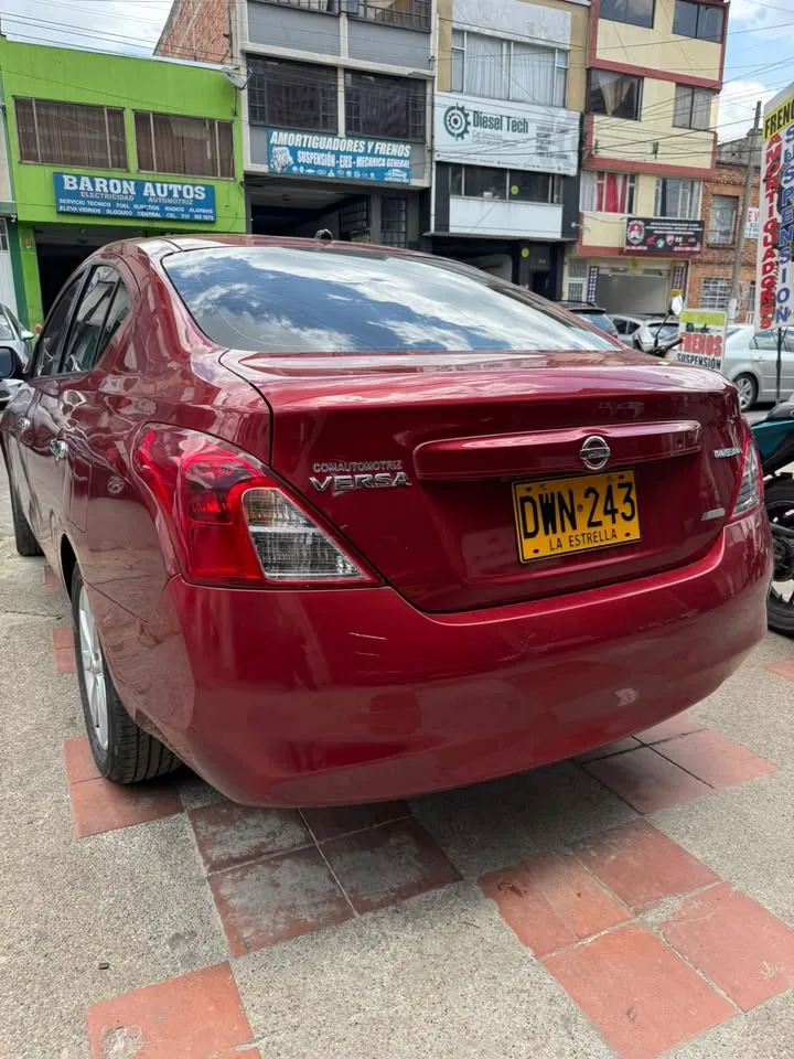 Sedã Nissan Versa 2018 en Bogotá — foto 5