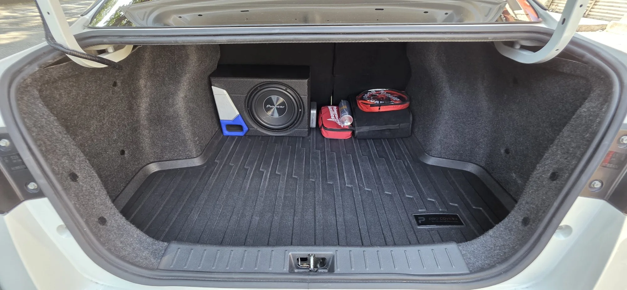 Sedán Nissan Versa 2023 Advance en Cali — foto 7