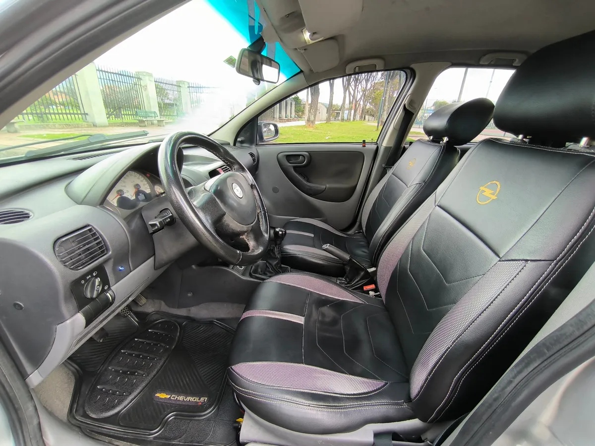 Hatchback Chevrolet Corsa 2005 en Bogotá — foto 9