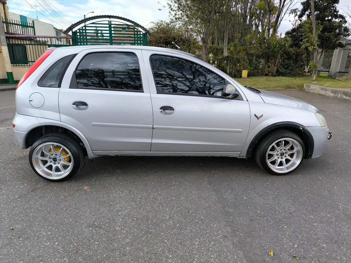 Hatchback Chevrolet Corsa 2005 en Bogotá — foto 2