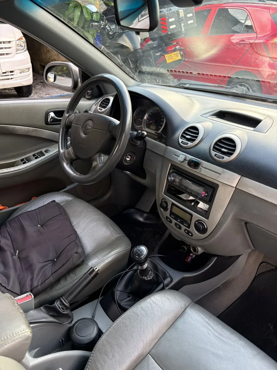 Sedã Chevrolet Optra 2008 en Envigado — foto 5