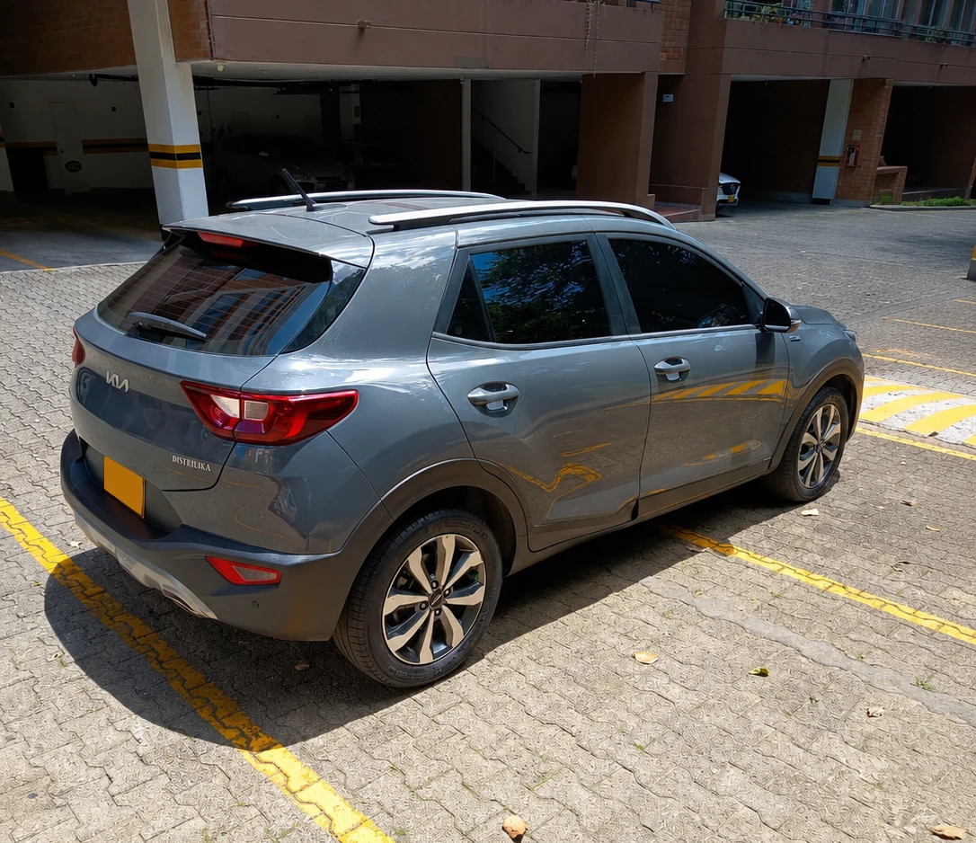Hatchback Kia Stonic 2023 Zenith en Medellín — foto 2