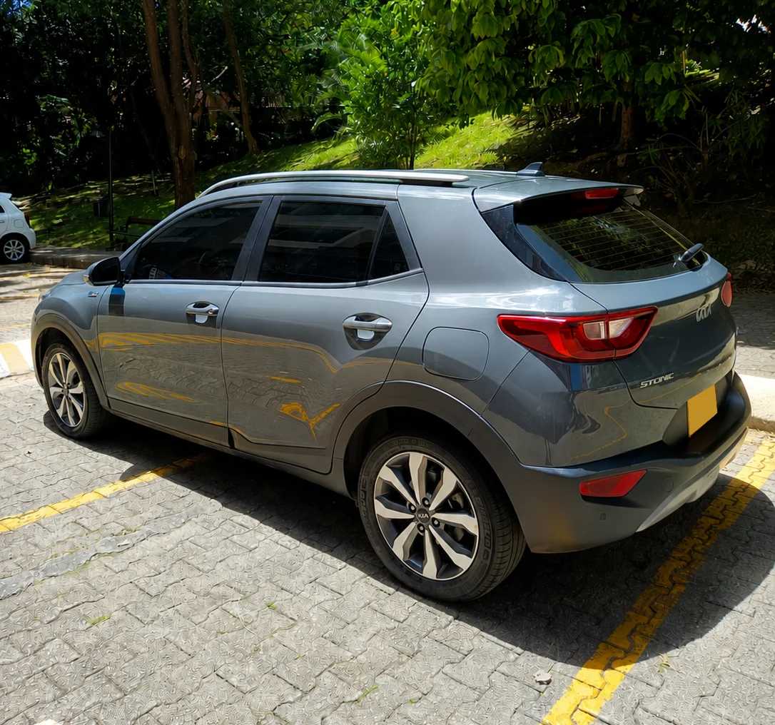 Hatchback Kia Stonic 2023 Zenith en Medellín — foto 3