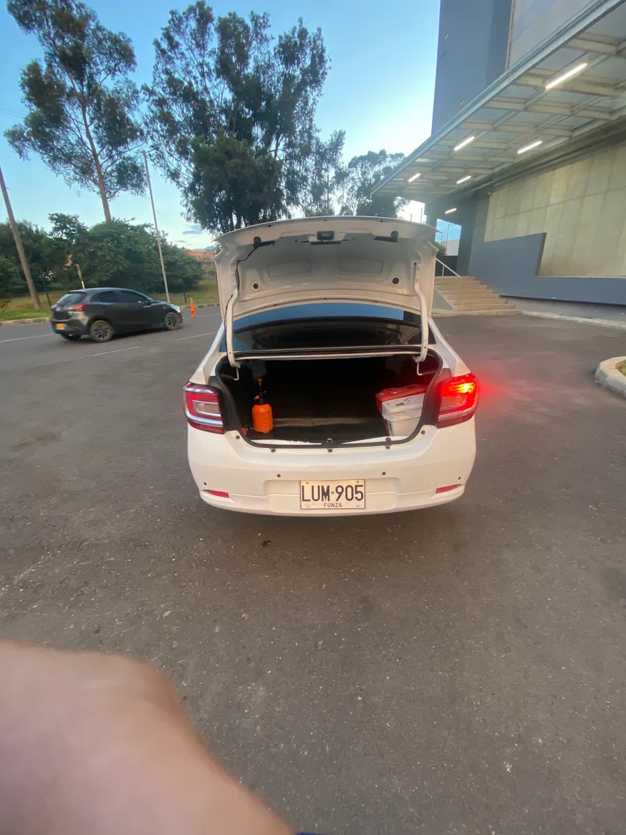 Sedã Renault Logan 2023 en Bogotá — foto 2