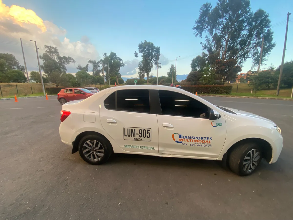 Sedã Renault Logan 2023 en Bogotá — foto 3