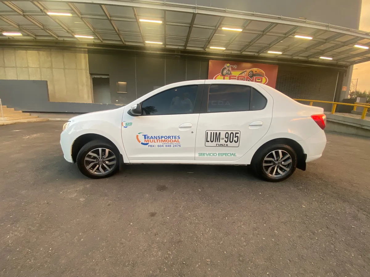 Sedã Renault Logan 2023 en Bogotá — foto 4