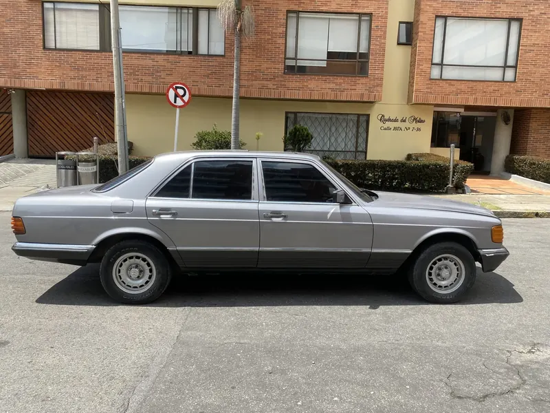 Mercedes-Benz 280 SE 1983 color plata, Sedán — foto 2 de 4