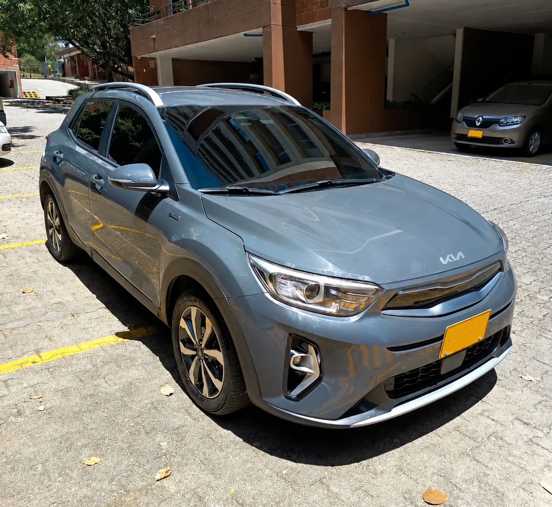 Hatchback Kia Stonic 2023 Zenith en Medellín — foto 4