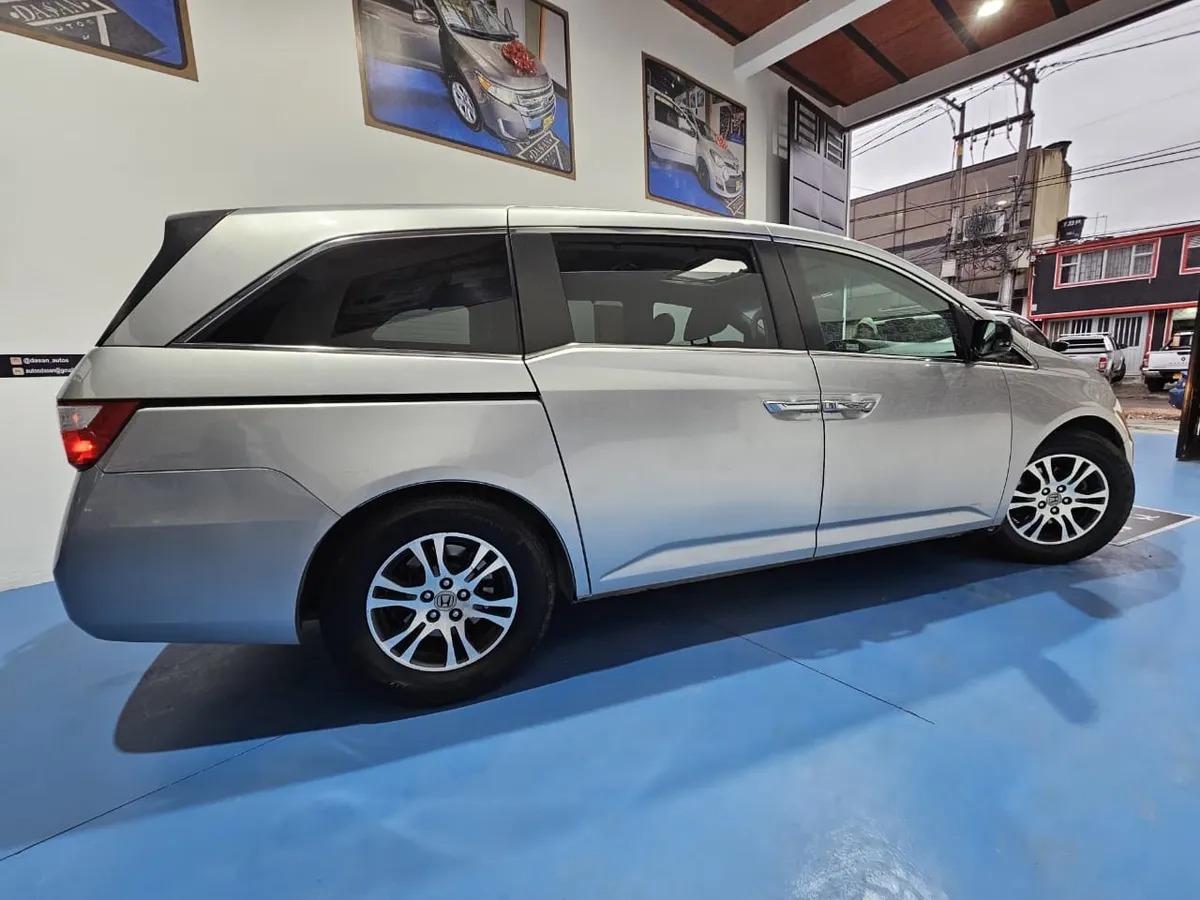MiniVan Honda Odyssey 2011 en Bogotá — foto 3