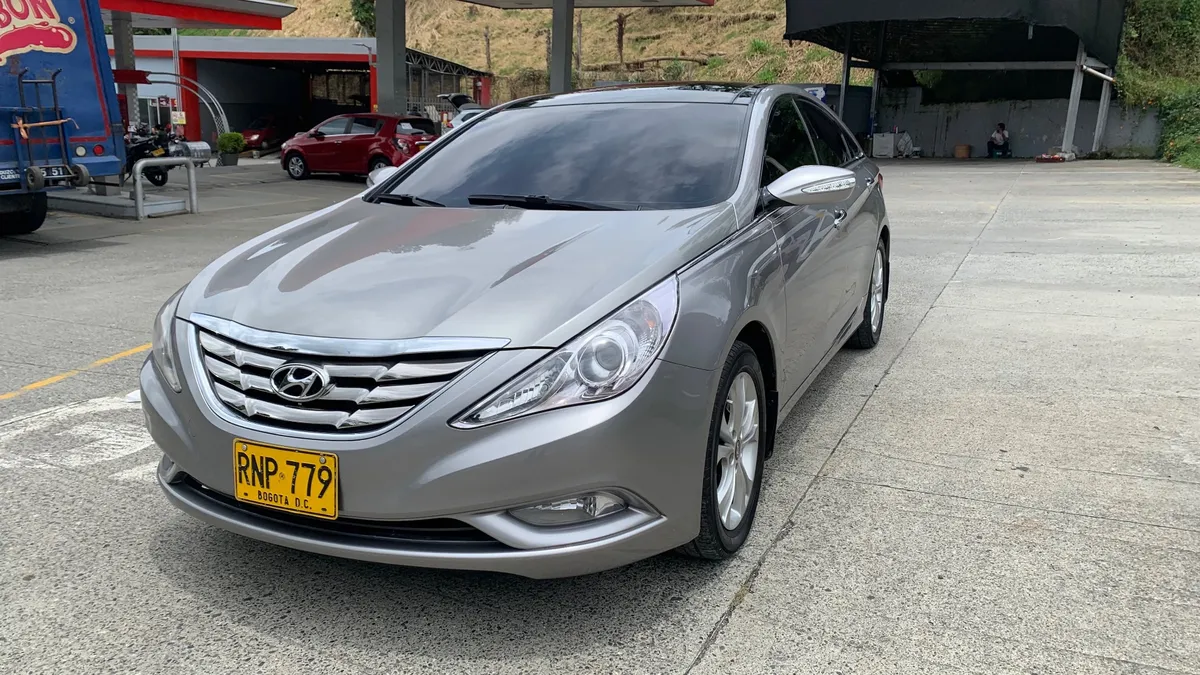 Sedã Hyundai Sonata 2012 en Manizales — foto 2