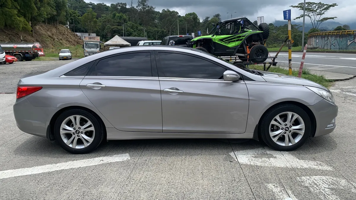 Sedã Hyundai Sonata 2012 en Manizales — foto 4