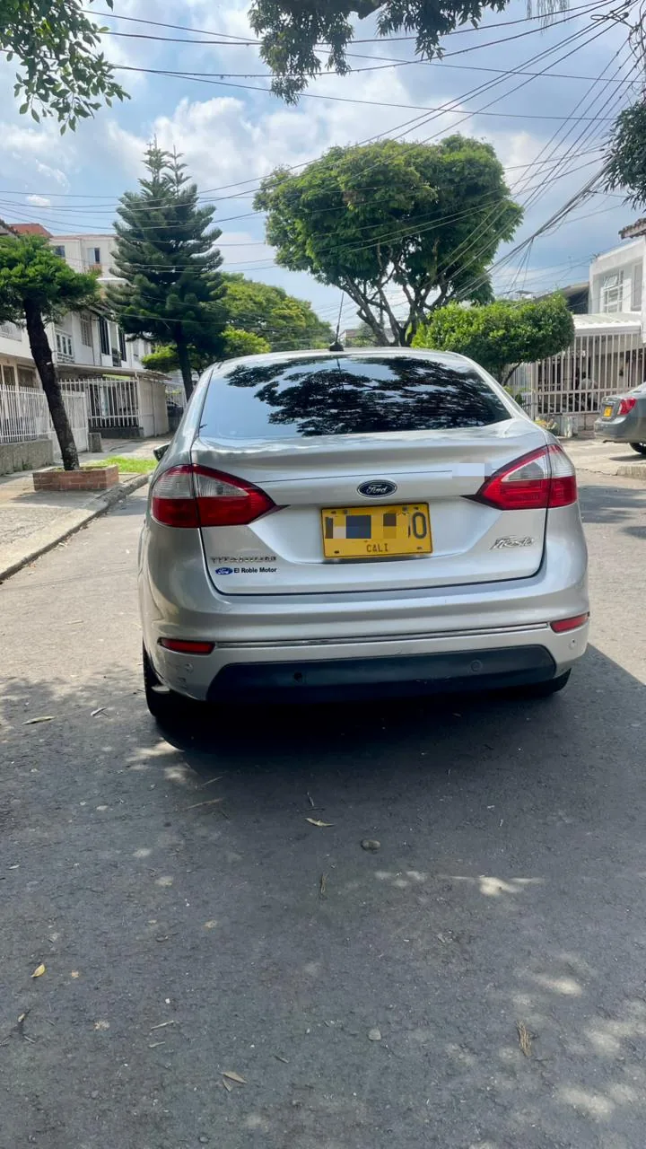 Hatchback Ford Fiesta Titanium 2015 en Cali — foto 2