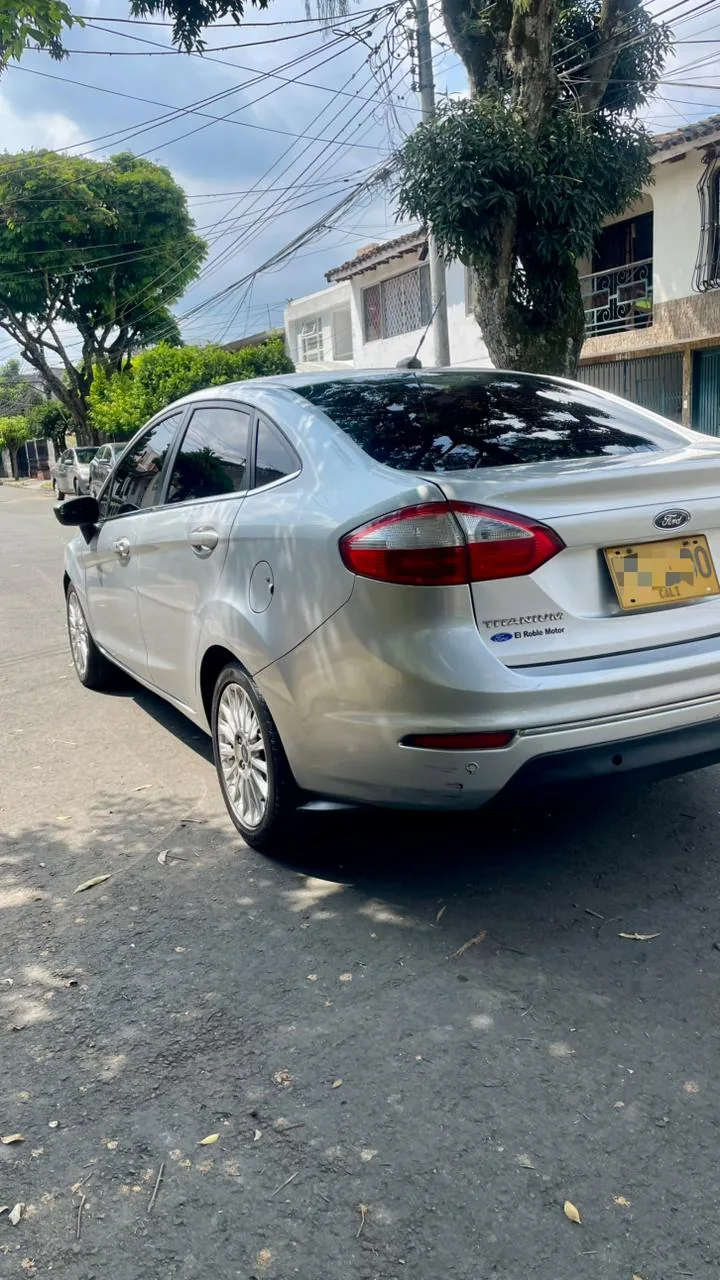 Hatchback Ford Fiesta Titanium 2015 en Cali — foto 3