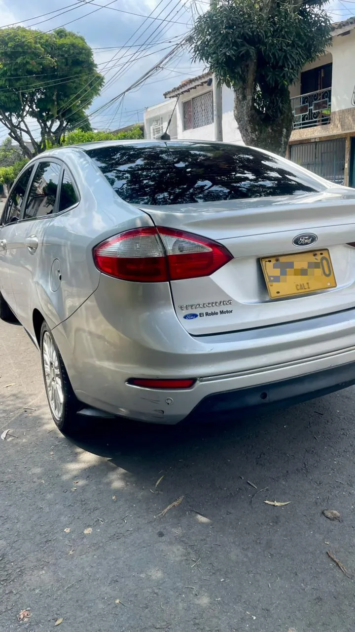 Hatchback Ford Fiesta Titanium 2015 en Cali — foto 4