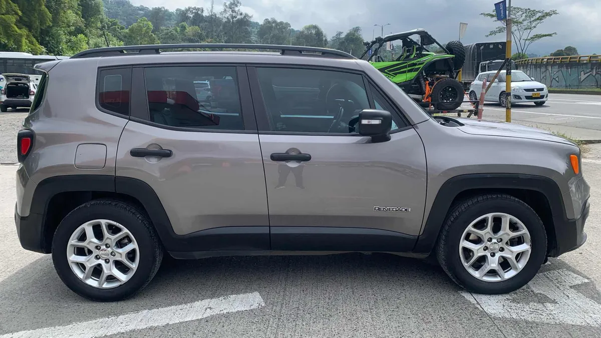 SUV Jeep Renegade 2019 en Manizales — foto 2
