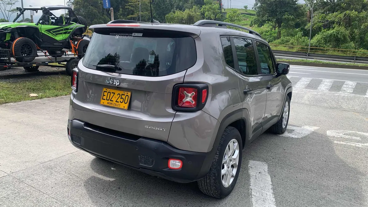 SUV Jeep Renegade 2019 en Manizales — foto 3