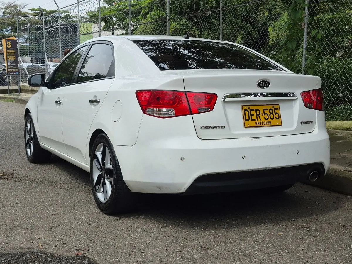 Sedã Kia Cerato Forte 2012 en Sabaneta — foto 4