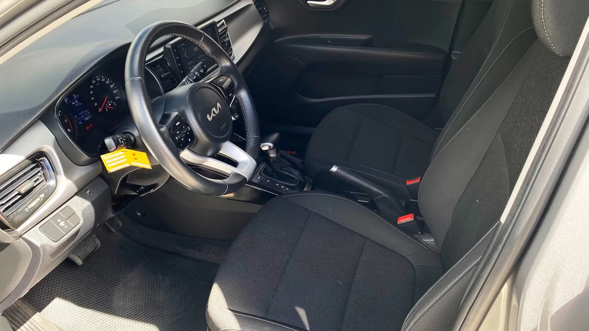 Hatchback Kia Rio Vibrant 2023 en Pasto — foto 9