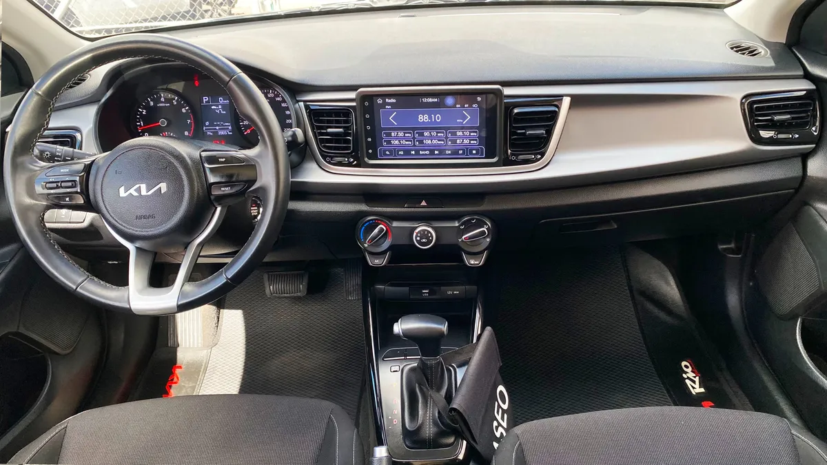 Hatchback Kia Rio Vibrant 2023 en Pasto — foto 10