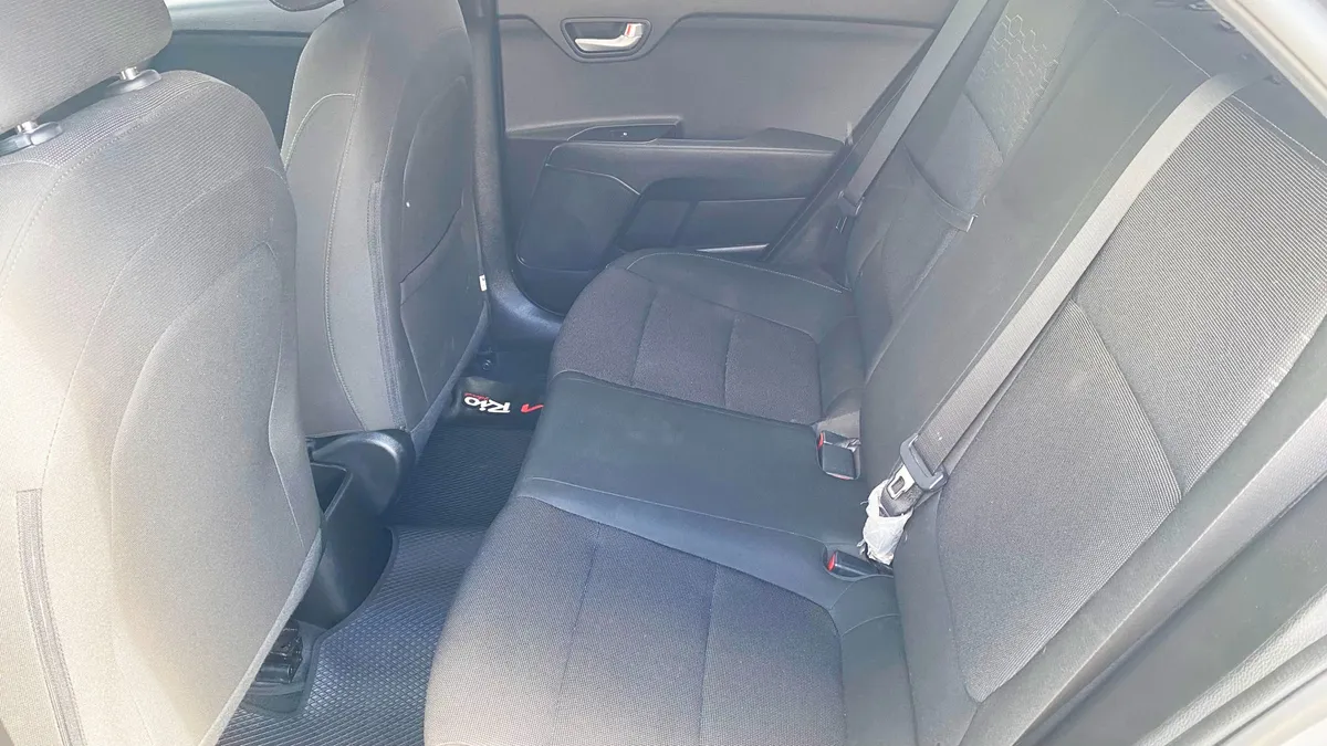 Hatchback Kia Rio Vibrant 2023 en Pasto — foto 11