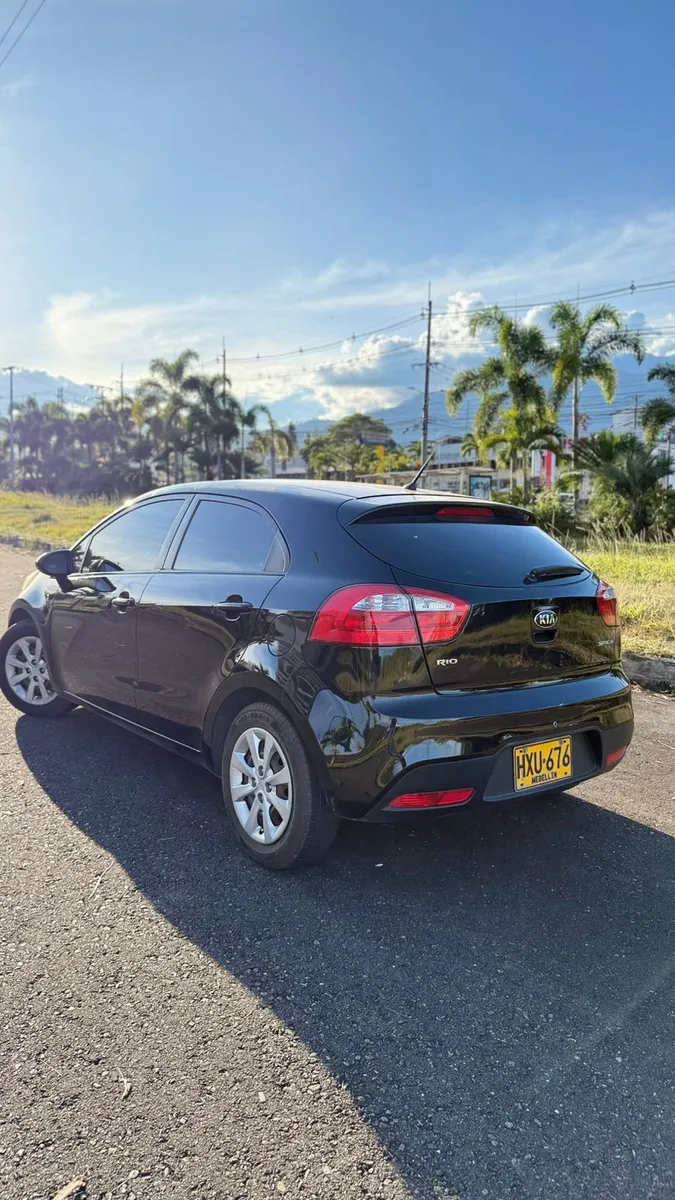 Sedã Kia Rio Spice 2015 en Ibagué — foto 7