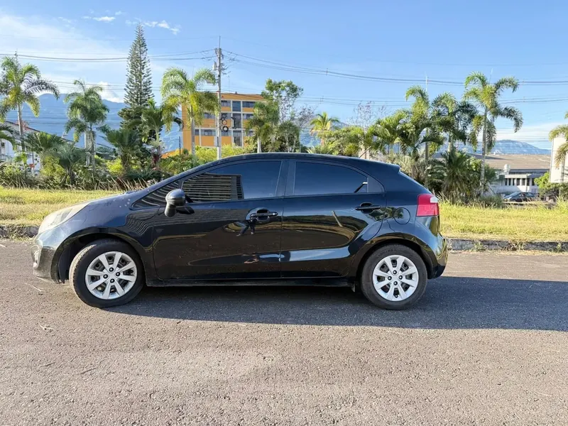 Kia Rio 2015 color negro, Sedán — foto 2 de 9