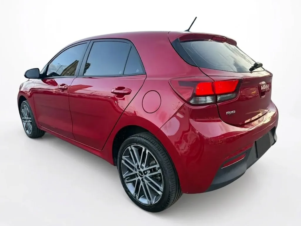Hatchback Kia Rio Vibrant 2024 en Medellín — foto 5