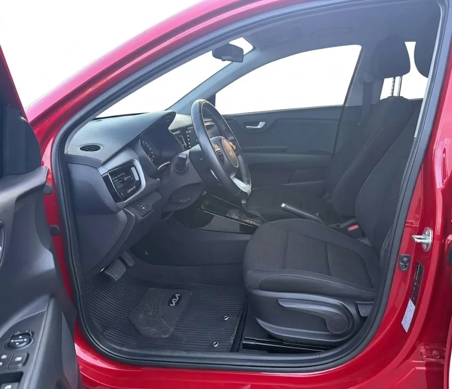 Hatchback Kia Rio Vibrant 2024 en Medellín — foto 7