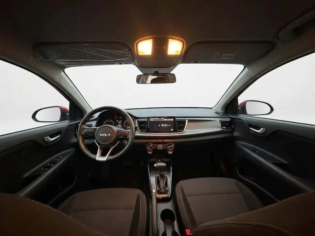 Hatchback Kia Rio Vibrant 2024 en Medellín — foto 6