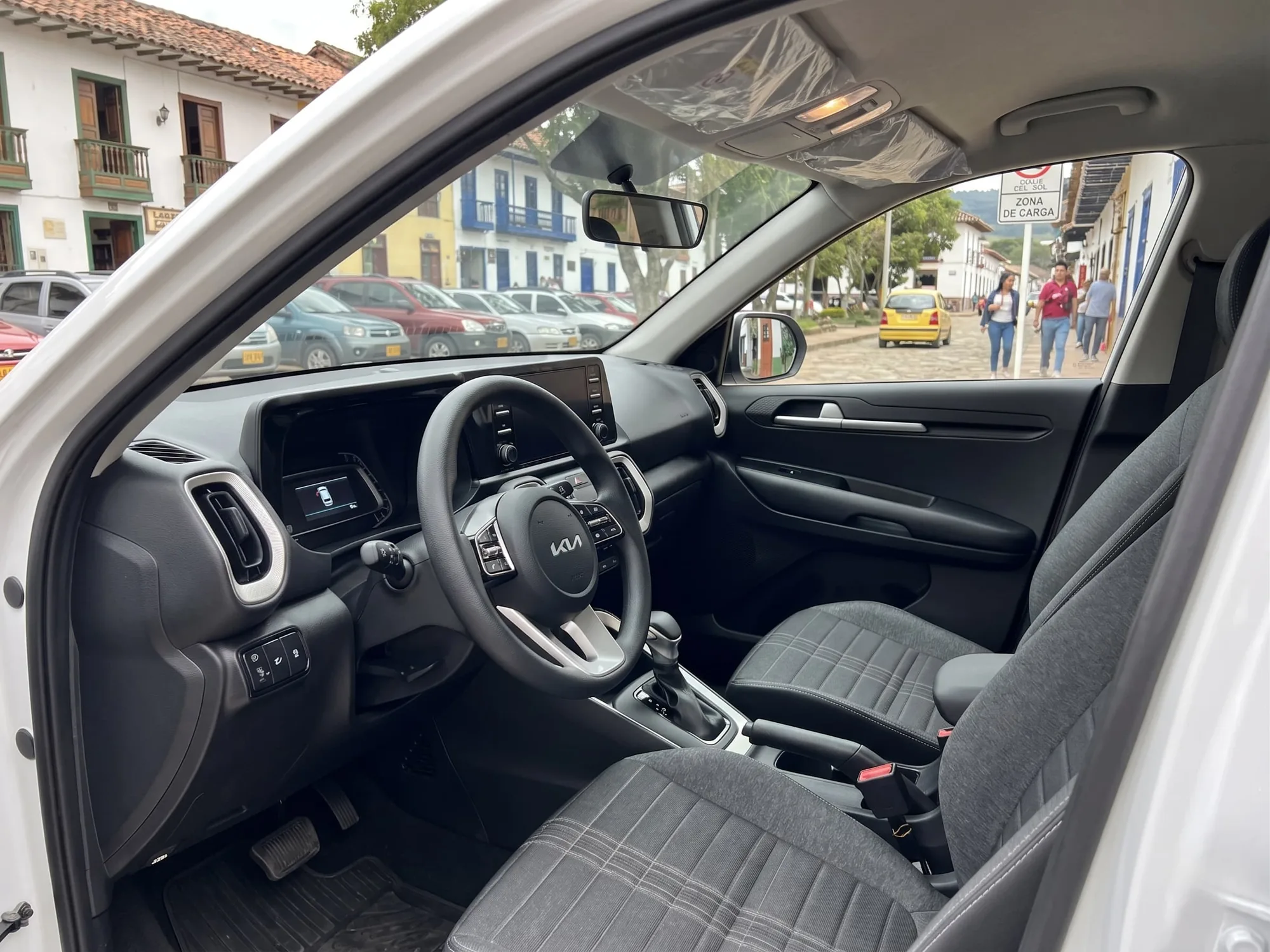 SUV Kia Sonet Vibrant 2026 en Cali — foto 4