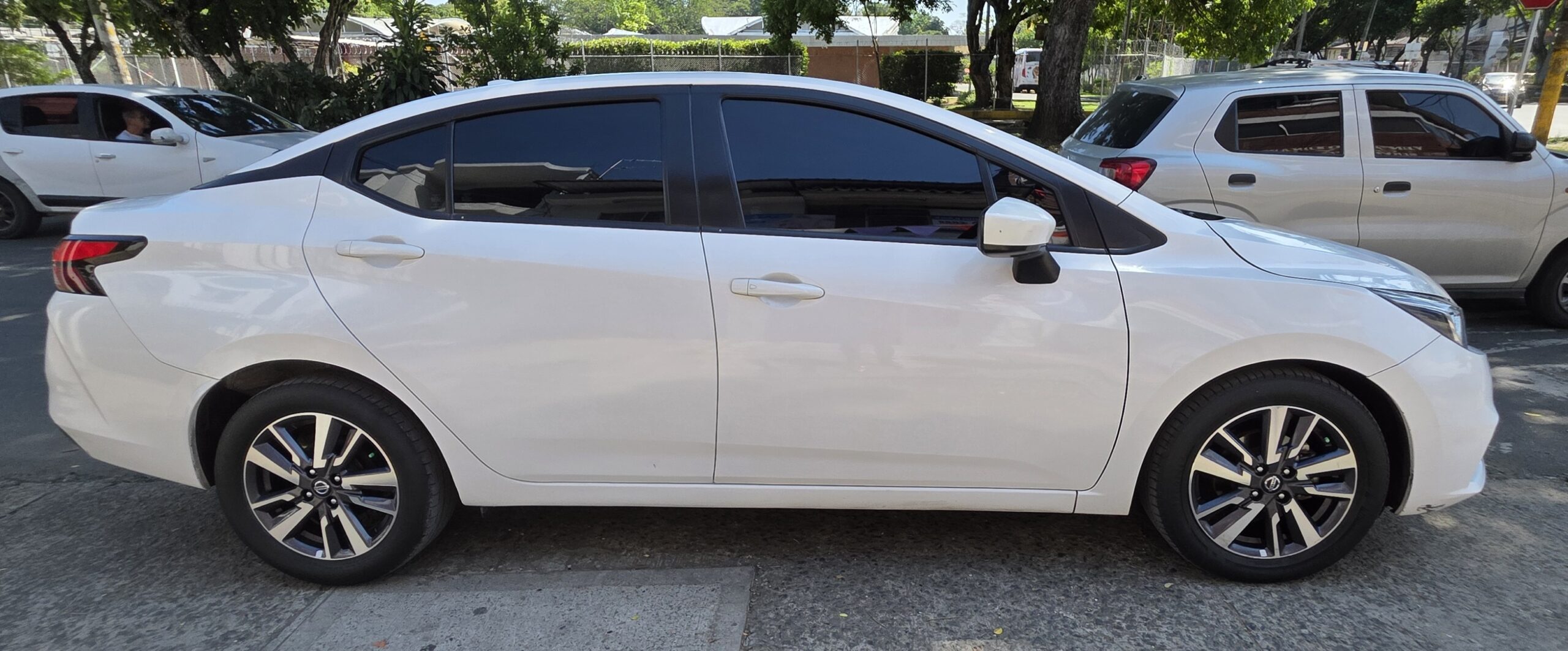 Sedã Nissan Versa 2023 Advance en Cali
