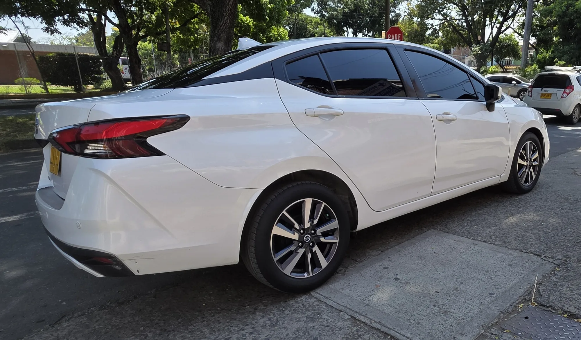 Sedán Nissan Versa 2023 Advance en Cali — foto 3