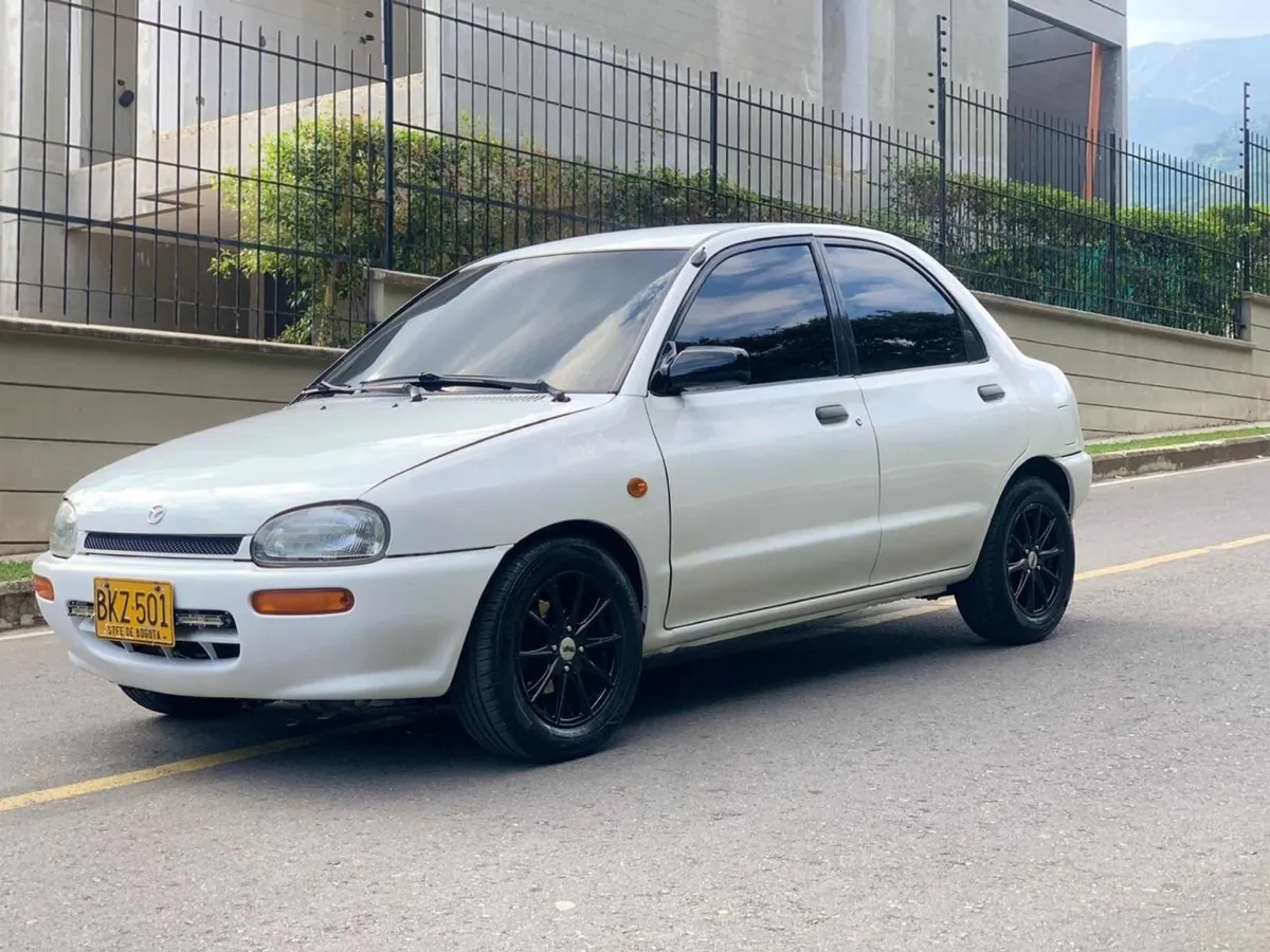 Sedã Mazda 121 1999 en Ibagué — foto 3