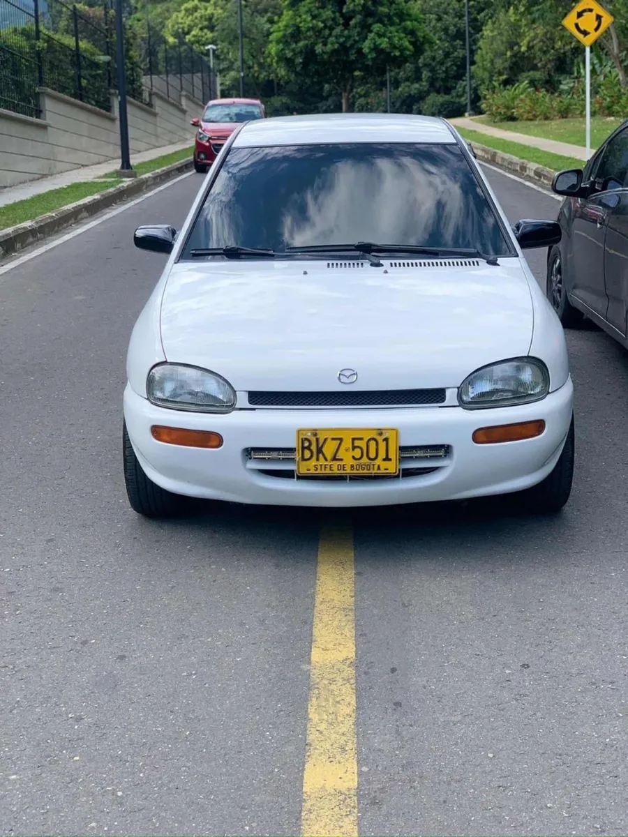 Sedã Mazda 121 1999 en Ibagué — foto 2
