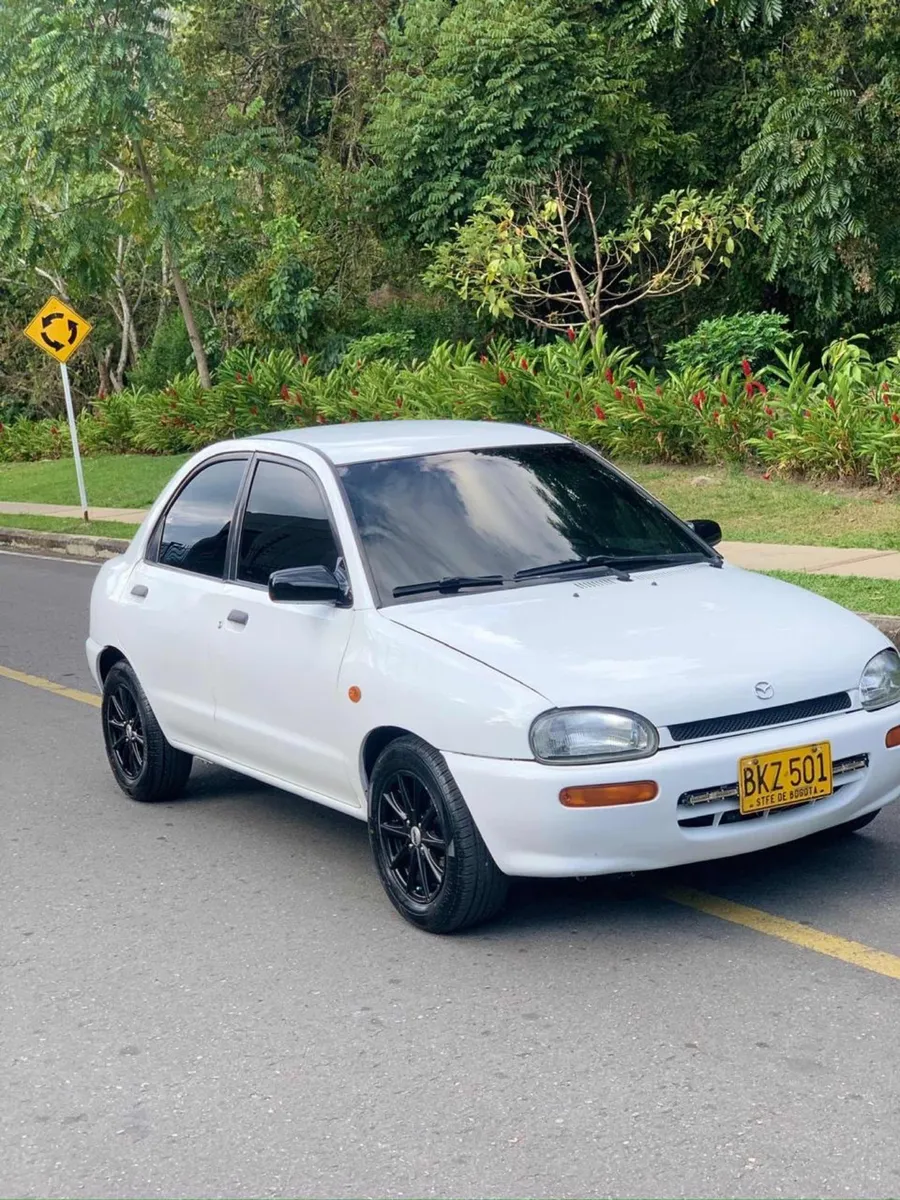 Sedã Mazda 121 1999 en Ibagué