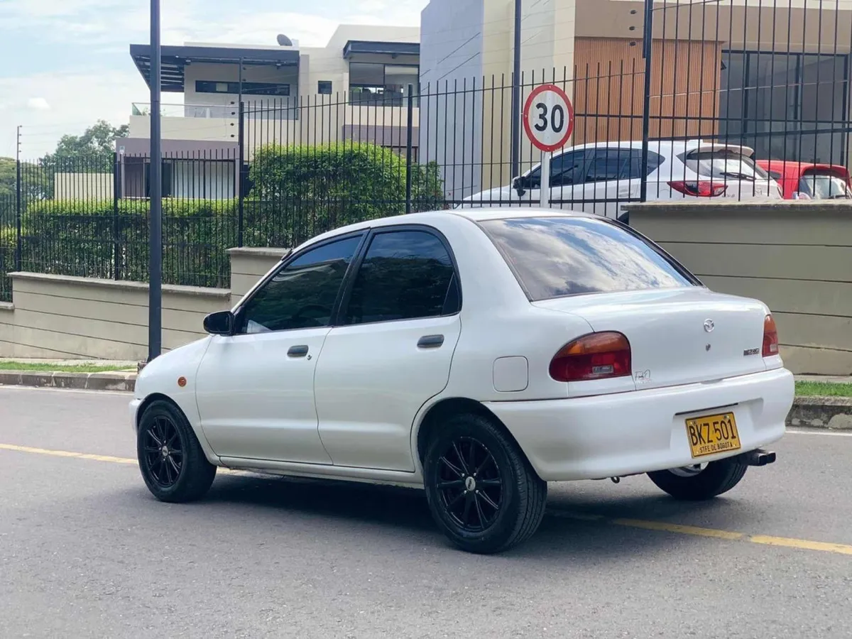 Sedã Mazda 121 1999 en Ibagué — foto 4