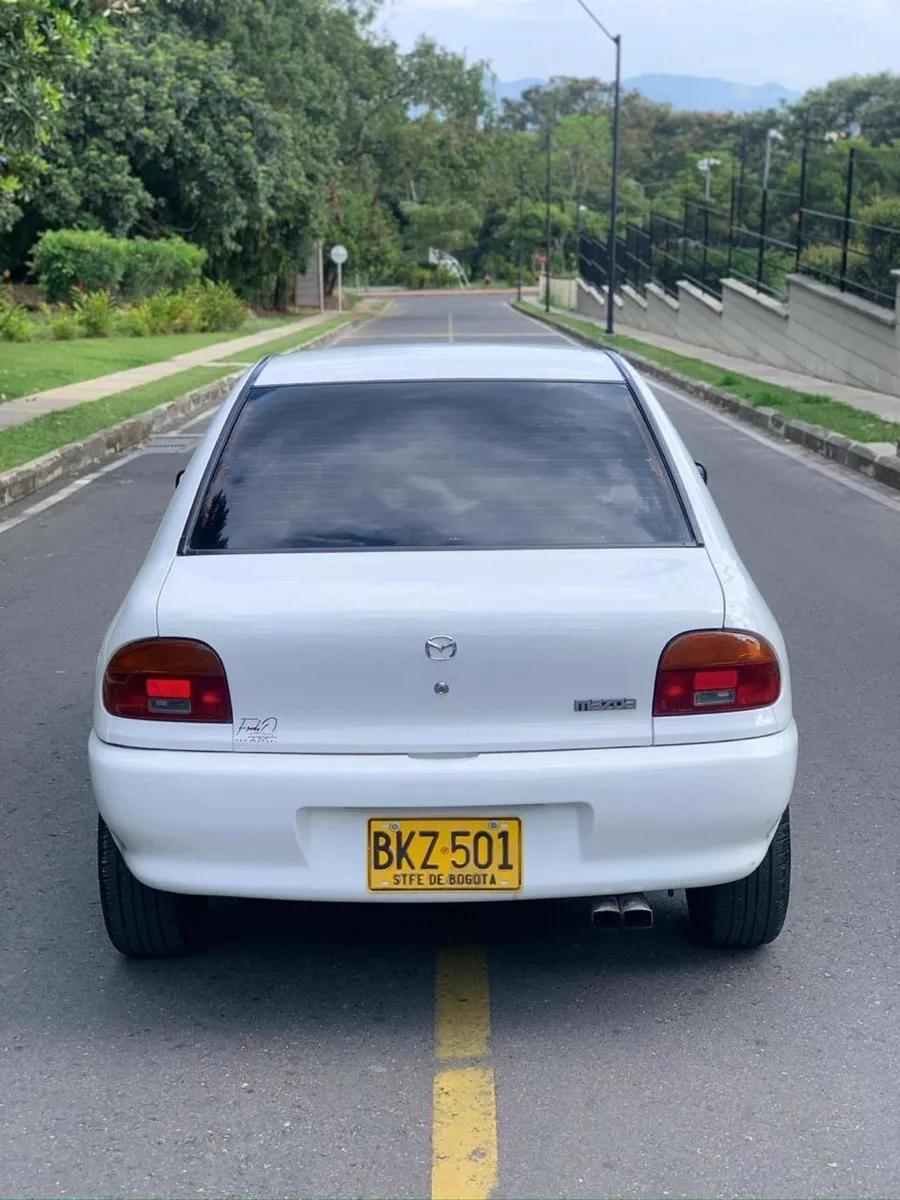 Sedã Mazda 121 1999 en Ibagué — foto 5