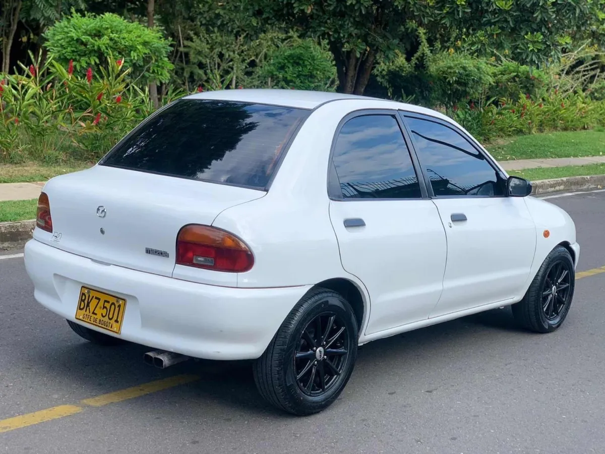 Sedã Mazda 121 1999 en Ibagué — foto 6