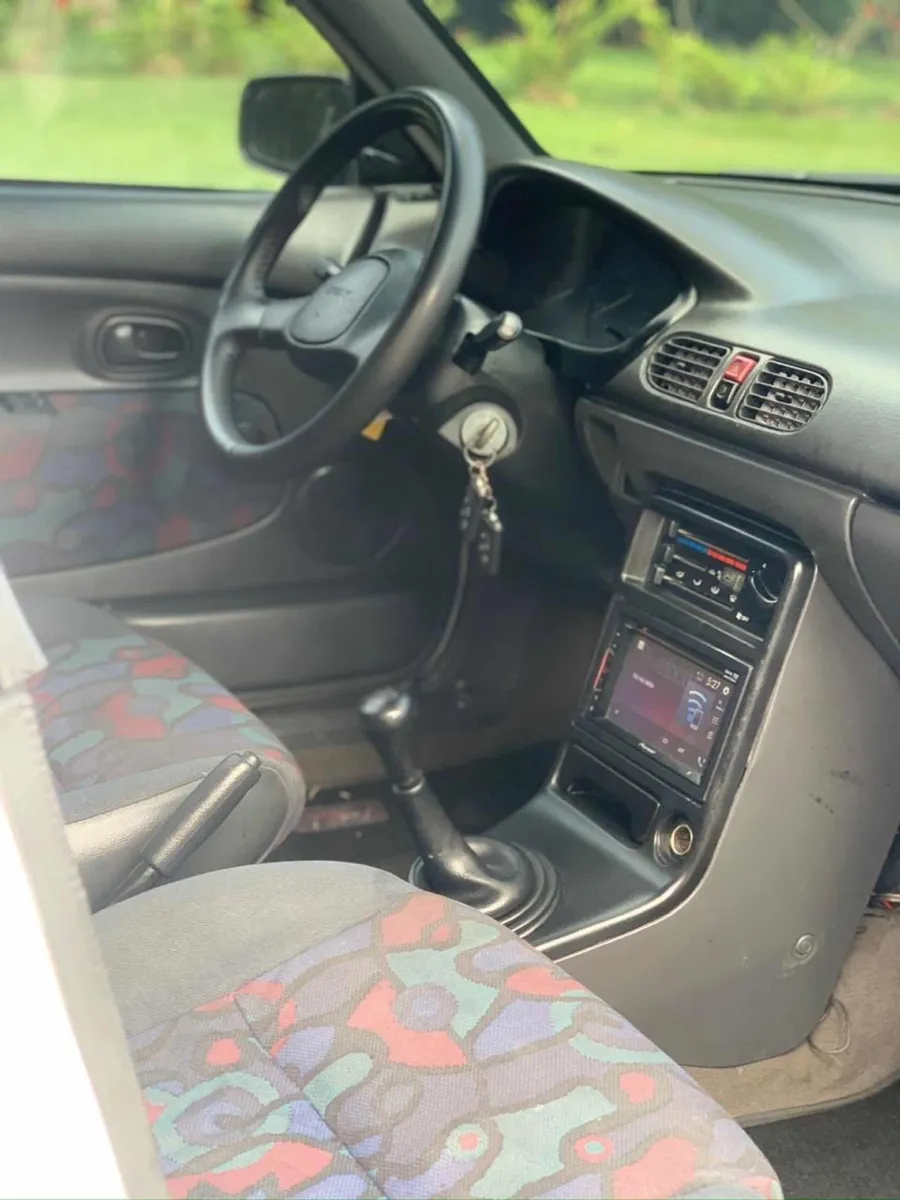 Sedã Mazda 121 1999 en Ibagué — foto 7