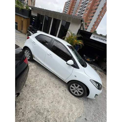 Hatchback Mazda 2 2014 1.5 15ha1c en Envigado — foto 5