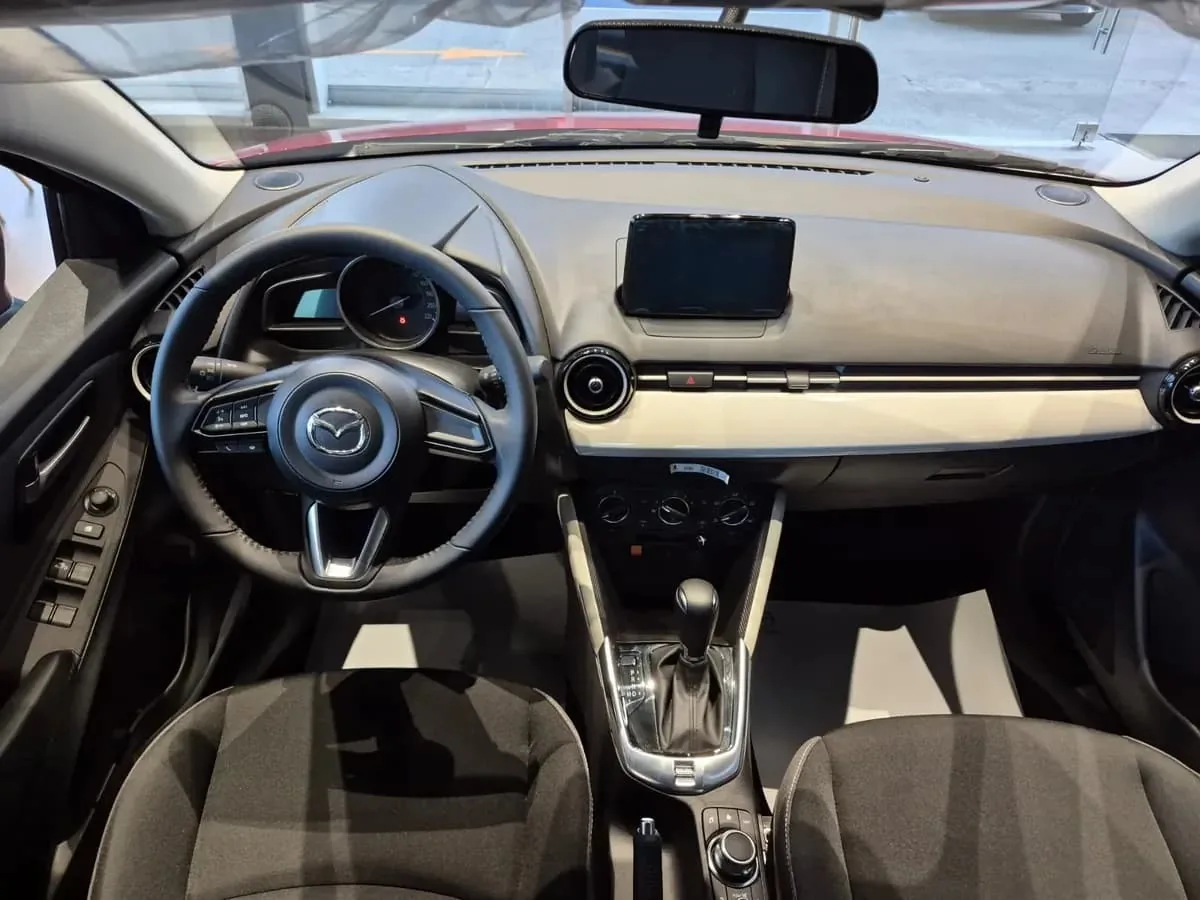 Sedán Mazda 2 Touring 2027 en Medellín — foto 6