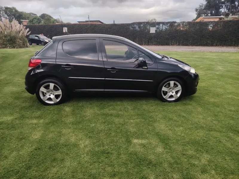 Peugeot 207 2010 color negro, Sedán — foto 2 de 12