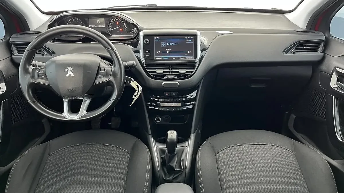 Hatchback Peugeot 208 2018 en Cartagena — foto 6