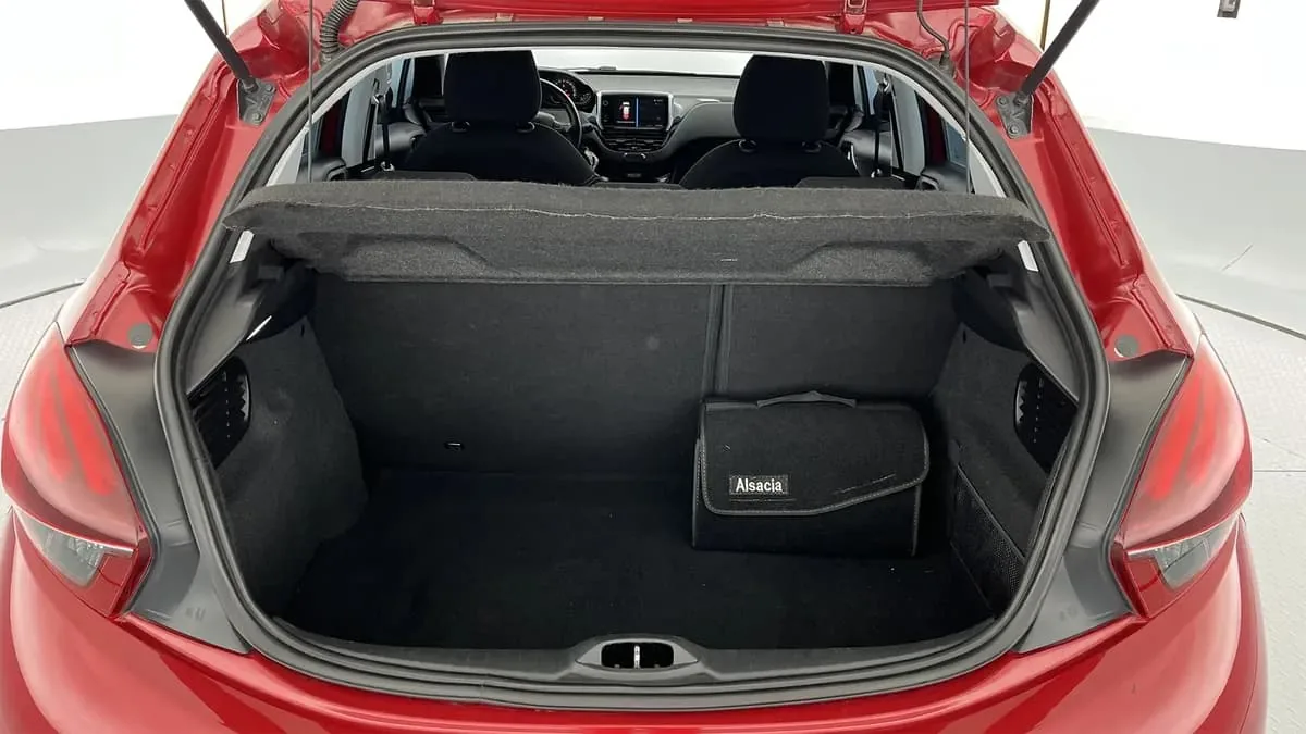 Hatchback Peugeot 208 2018 en Cartagena — foto 9