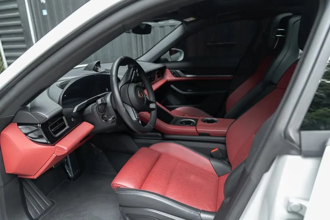 Sedán Porsche Taycan 2025 en Cali — foto 5