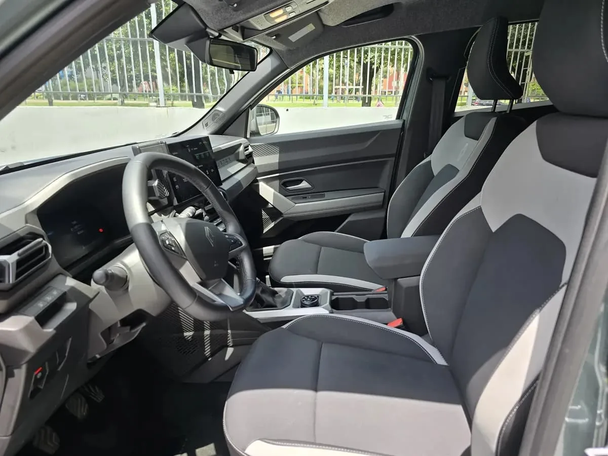 SUV Renault Duster Hybrid E-TECH 2027 en Medellín — foto 5