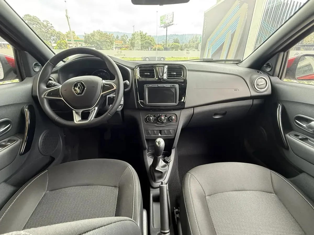 Sedán Renault Logan Life 2027 en Medellín — foto 5