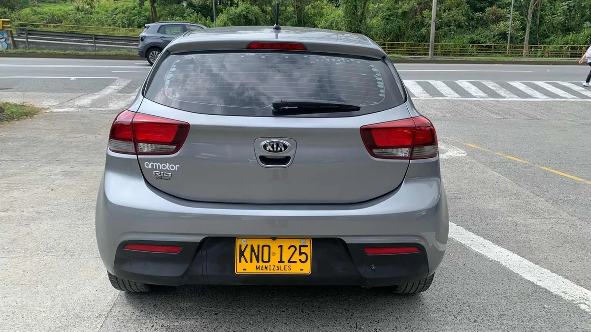 Hatchback Kia Rio Vibrant 2022 en Manizales — foto 5
